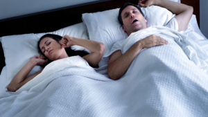 Perchè si russa di notte? Ecco alcuni consigli per smettere di russare.
