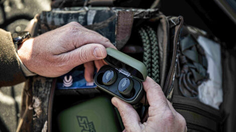 ISOtunes CALIBER: protezione uditiva elettronica per cacciatori